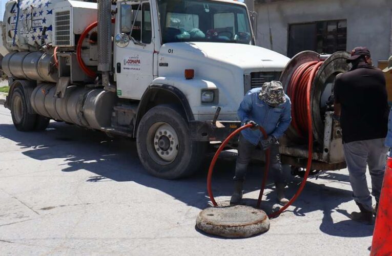 Continúa COMAPA con labores de limpieza en la red sanitaria durante el fin de semana