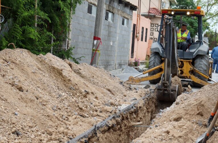 Trabaja COMAPA en la rehabilitación de drenaje sanitario en la colonia Longoria