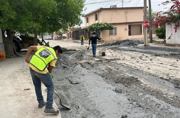 Trabaja COMAPA en retiro de sedimentos en colonias afectadas